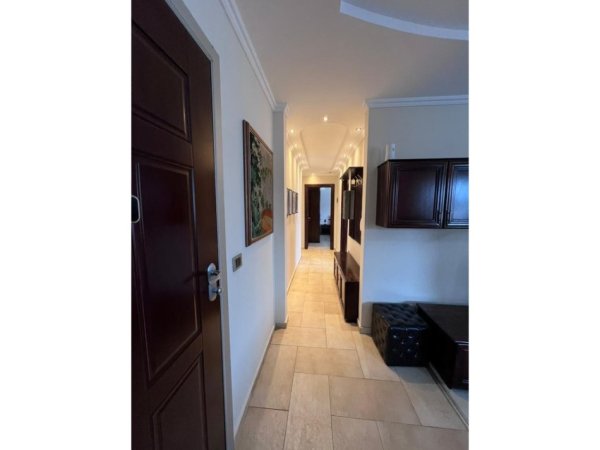 Tirane, jepet me qera apartament 3+1+Ballkon Kati 9, 100 m² 900 € (Bllok)