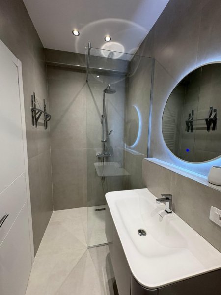 Tirane, jepet me qera apartament 2+1 , 101 m² 1.400 €