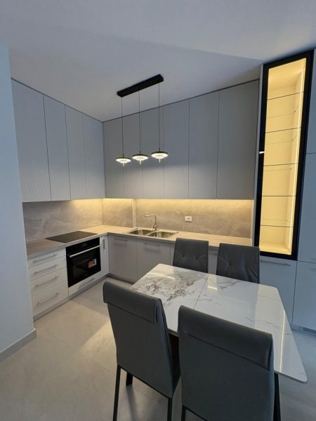 Tirane, jepet me qera apartament 2+1 , 101 m² 1.400 €