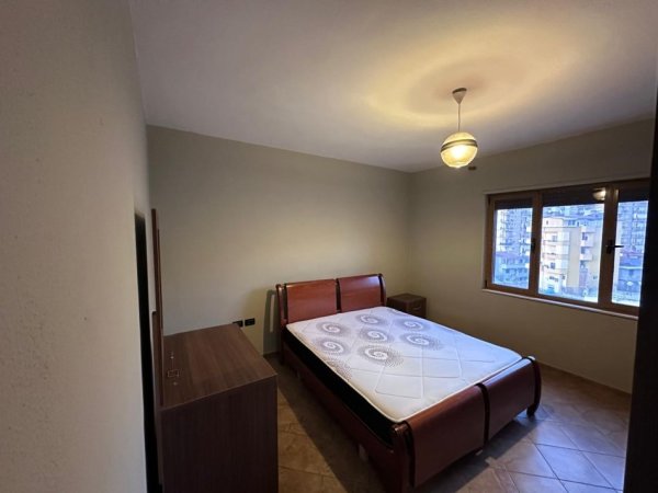 Tirane, jepet me qera apartament 1+1+Ballkon Kati 5, 70 m² 450 € (Prane Kryqit Kuq, tek Zogu i Zi, Tirane.)