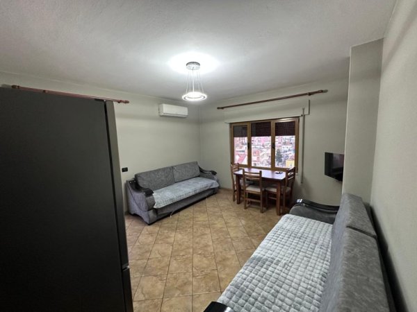 Tirane, jepet me qera apartament 1+1+Ballkon Kati 5, 70 m² 450 € (Prane Kryqit Kuq, tek Zogu i Zi, Tirane.)