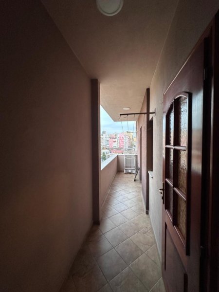 Tirane, jepet me qera apartament 1+1+Ballkon Kati 5, 70 m² 450 € (Prane Kryqit Kuq, tek Zogu i Zi, Tirane.)