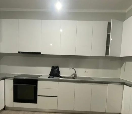 Tirane, jepet me qera apartament 2+1+Ballkon Kati 5, 81 m² (Stacioni Trenit)