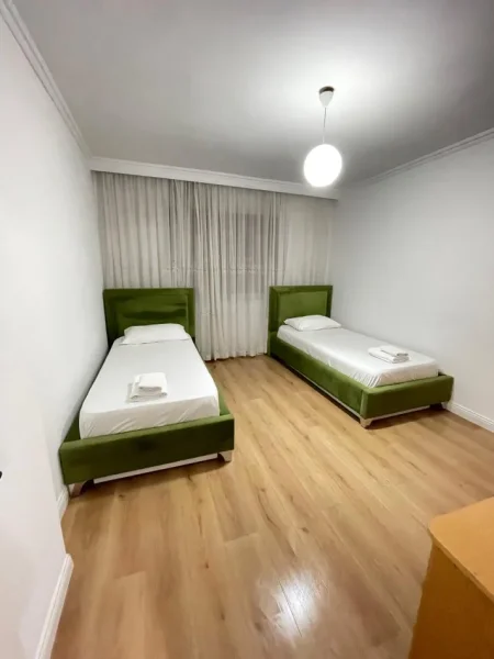 Tirane, jepet me qera apartament 2+1+Ballkon Kati 5, 81 m² (Stacioni Trenit)