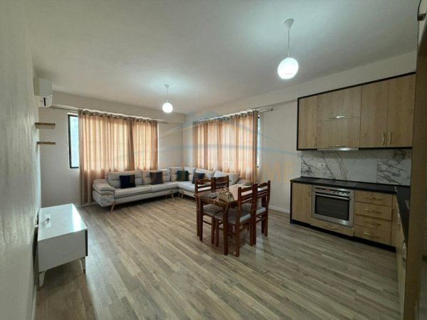 Tirane, jepet me qera apartament 2+1+Ballkon+ Post Parkimi,  Kati 5, 98 m² 570 € (Unaza e Re)