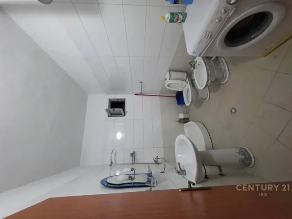 Tirane, jepet me qera apartament 1+1+Ballkon Kati 4, 78 m² 400 € (astir)