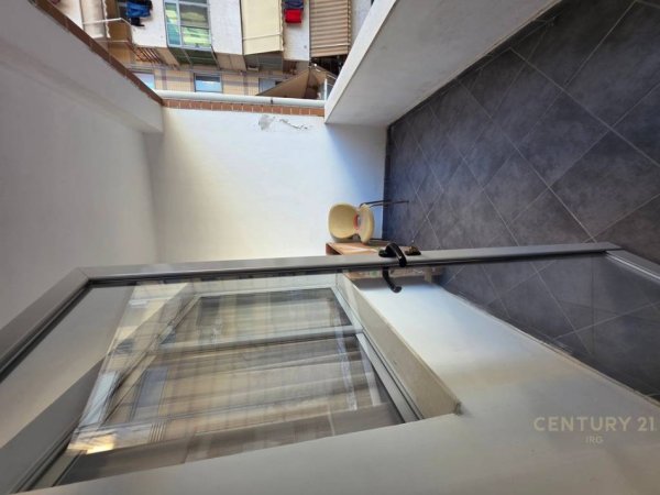 Tirane, jepet me qera apartament 1+1+Ballkon Kati 4, 78 m² 400 € (astir)