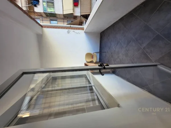 Tirane, jepet me qera apartament 1+1+Ballkon Kati 4, 78 m² 400 € (astir)