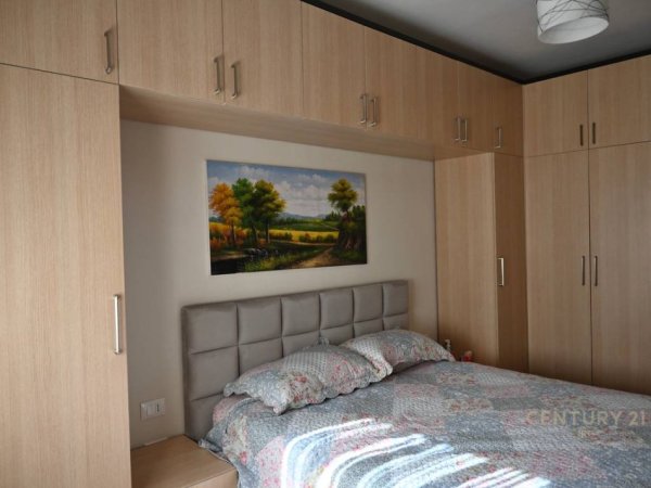 Tirane, jepet me qera apartament 2+1+Ballkon Kati 5, 76 m² 650 € (irfan tormini delijorgji)