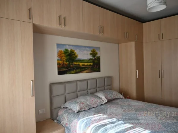 Tirane, jepet me qera apartament 2+1+Ballkon Kati 5, 76 m² 650 € (irfan tormini delijorgji)