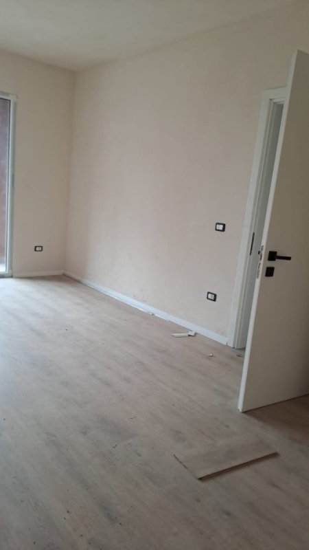 Tirane, jepet me qera zyre Kati 1, 68 m² 700 € (fusha e aviacionit)
