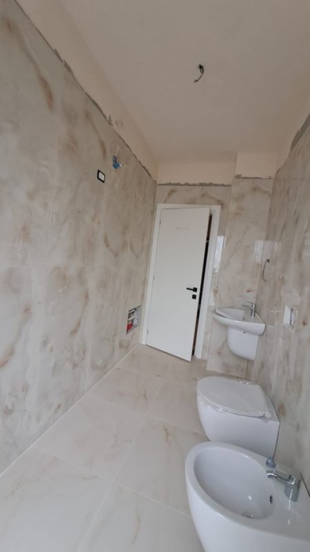 Tirane, jepet me qera zyre Kati 1, 68 m² 700 € (fusha e aviacionit)