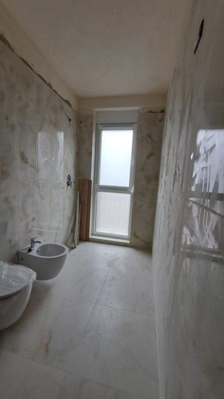 Tirane, jepet me qera zyre Kati 1, 68 m² 700 € (fusha e aviacionit)