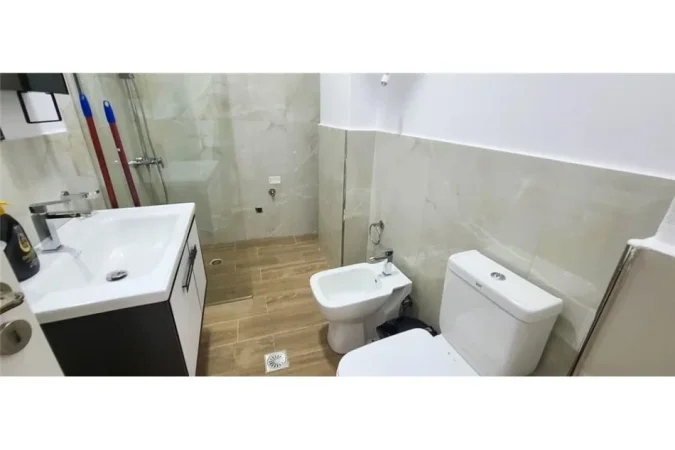 Vlore - Lungomare, jepet me qera garsonier 1+1 , 65 m² 250 € (Rruga Dhimitër Konomi, Vlore)