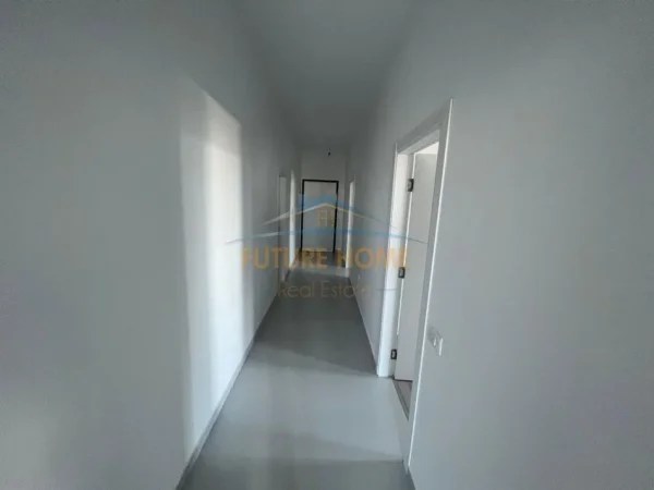 Tirane, jepet me qera zyre Kati 8, 120 m² 800 € (Kompleksi Square 21)