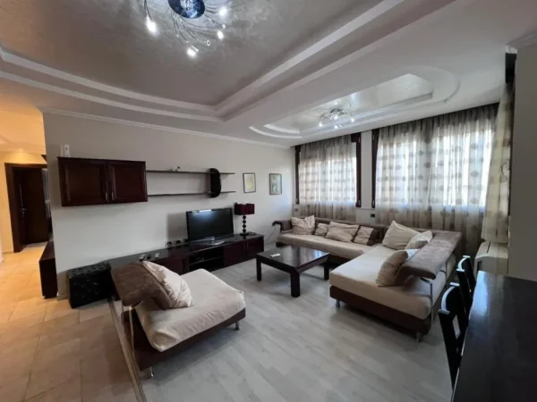 Tirane, jepet me qera apartament 3+1 Kati 9, 100 m² 900 € (BLLOKU)