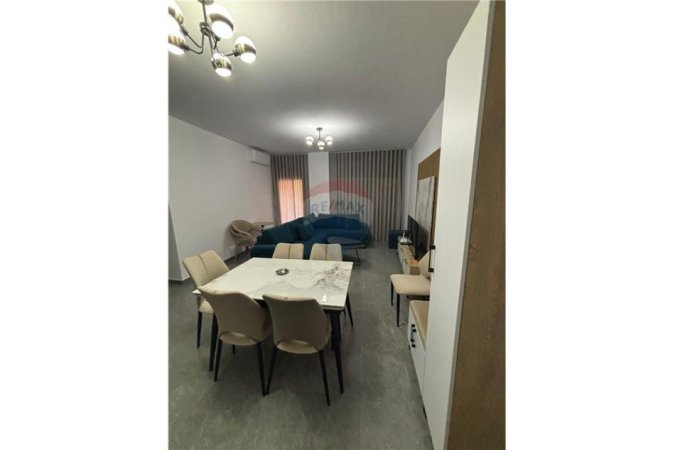 Vlore - Lungomare, jepet me qera garsonier 1+1 , 65 m² 350 € (Rruga Dhimitër Konomi, Vlore)