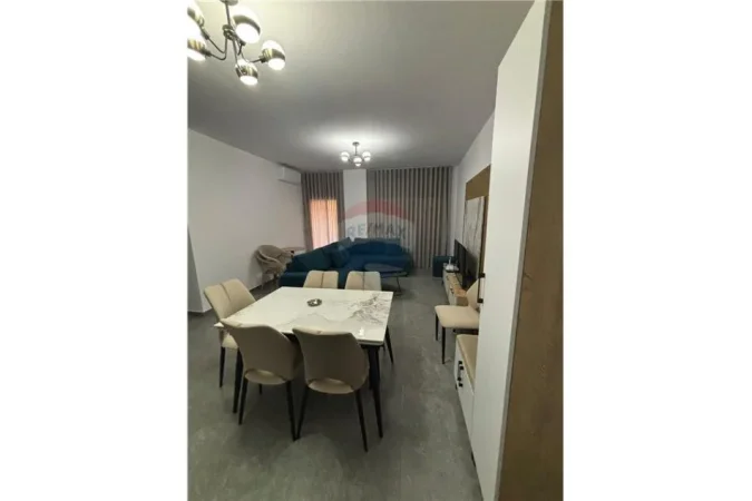 Vlore - Lungomare, jepet me qera garsonier 1+1 , 65 m² 350 € (Rruga Dhimitër Konomi, Vlore)