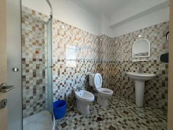 Tirane, jepet me qera apartament 2+1 Kati 5, 104 m² 500 € (UNAZA E RE)