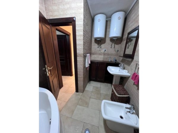 Tirane, jepet me qera apartament 3+1 Kati 9, 100 m² 900 € (BLLOKU)