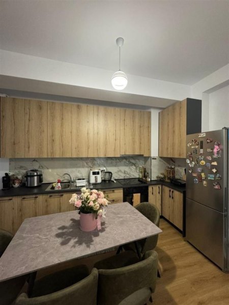 Tirane, jepet me qera apartament 1+1+Ballkon Kati 3, 70 m² 400 € (ALI DEMI)