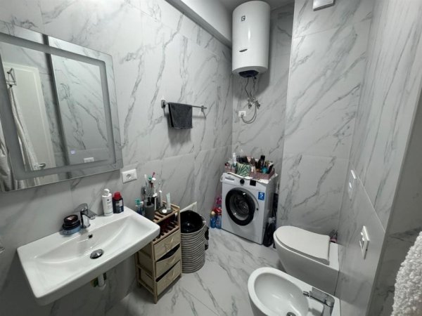 Tirane, jepet me qera apartament 1+1+Ballkon Kati 3, 70 m² 400 € (ALI DEMI)