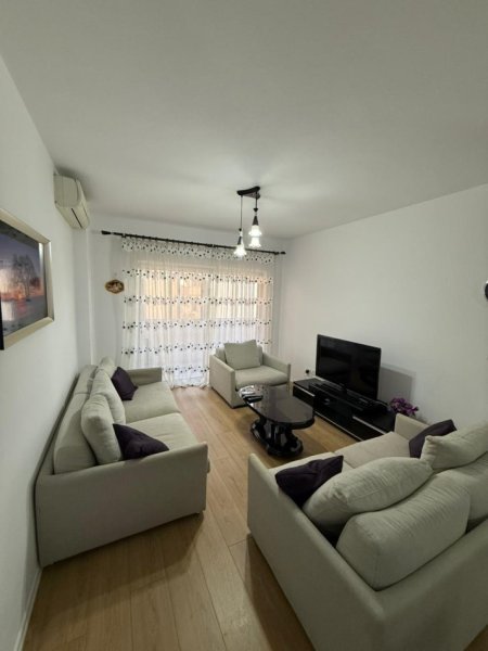 Tirane, jepet me qera apartament 2+1 Kati 5, 100 m² 850 € (Blloku)