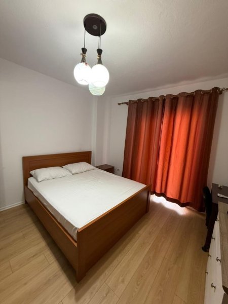 Tirane, jepet me qera apartament 2+1 Kati 5, 100 m² 850 € (Blloku)