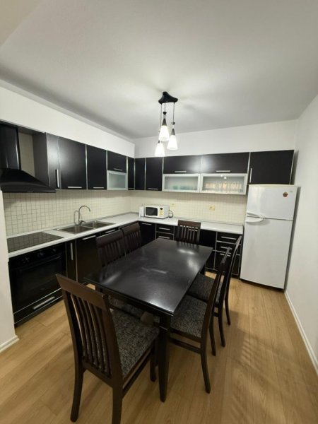 Tirane, jepet me qera apartament 2+1 Kati 5, 100 m² 850 € (Blloku)