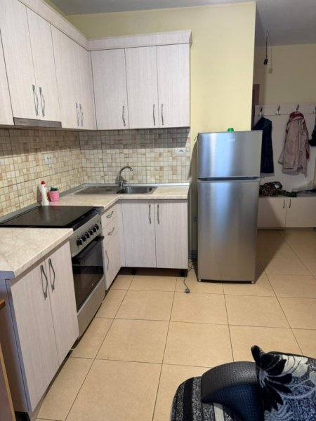 Tirane, jepet me qera 2+1 Kati 4, 600 € 