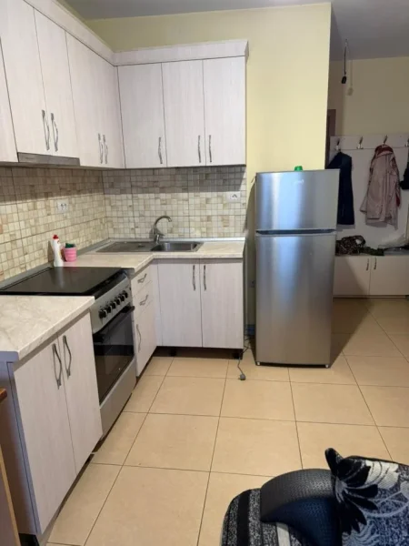 Tirane, jepet me qera 2+1 Kati 4, 600 € 