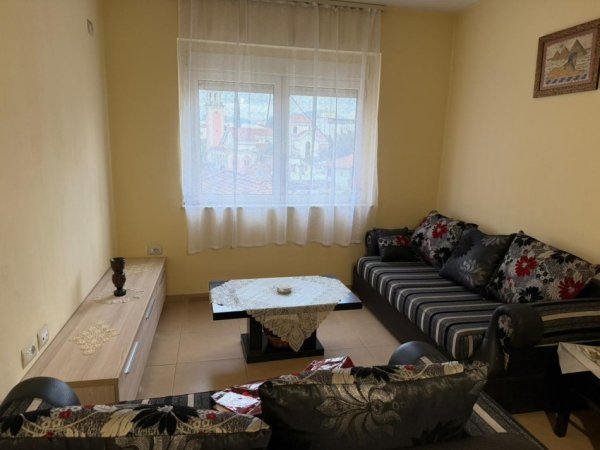Tirane, jepet me qera 2+1 Kati 4, 600 € 