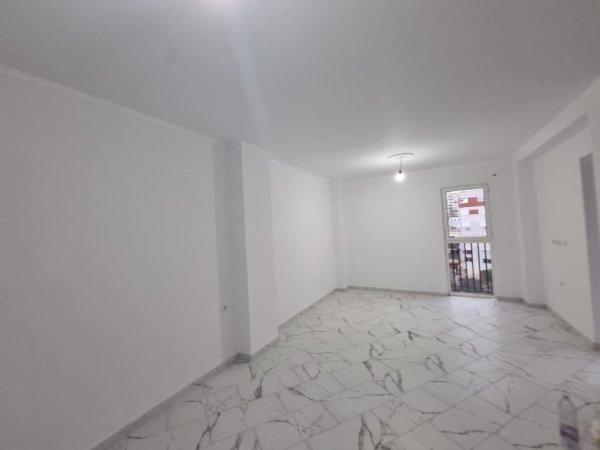 Tirane, shitet apartament 1+1 Kati 5, 75 m² 159.500 € (Qender)