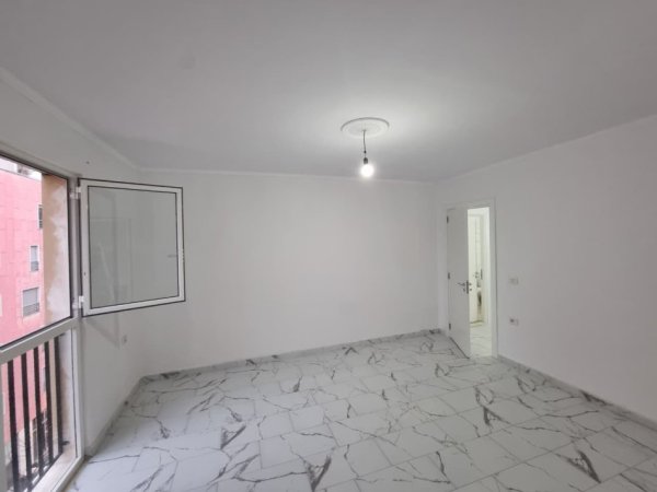 Tirane, shitet apartament 1+1 Kati 5, 75 m² 159.500 € (Qender)