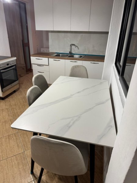 Tirane, jepet me qera 1+1+Ballkon Kati 2, 45 m² 500 € (afer shkolles Besnik Sykja)