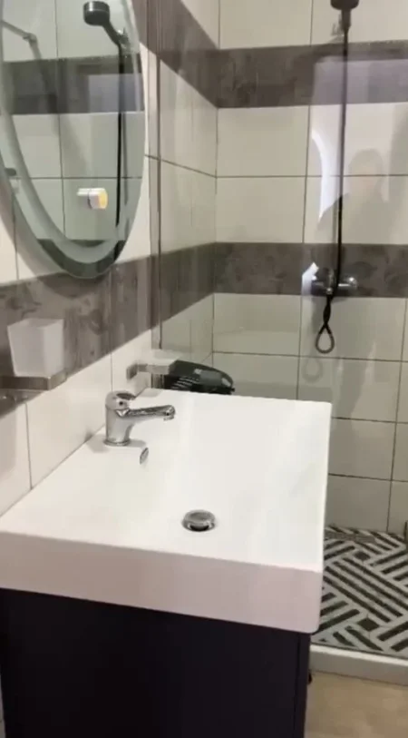 Tirane, jepet me qera apartament 2+1+Ballkon Kati 4, 80 m² 700 € (FUSHA E AVIACIONIT)