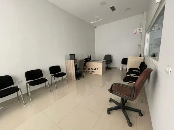 Tirane, jepet me qera zyre Kati 1, 120 m² 1.000 € (ALI DEMI)
