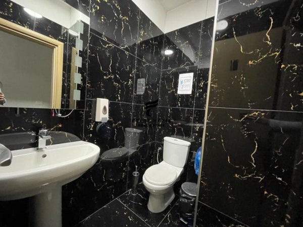 Tirane, jepet me qera zyre Kati 1, 120 m² 1.000 € (ALI DEMI)