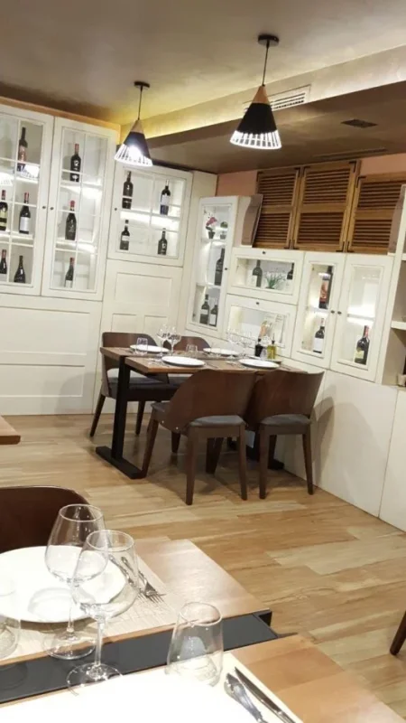 Tirane, jepet me qera bar-resorant Kati 0, 157 m² 2.000 € (RRUGA E DURRESIT)