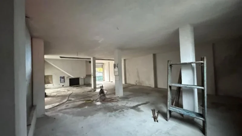 Tirane, jepet me qera magazine , 180 m² 1.200 € (FUSHA E AVIACIONIT)