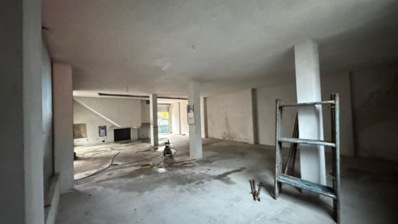 Tirane, jepet me qera magazine , 180 m² 1.200 € (FUSHA E AVIACIONIT)