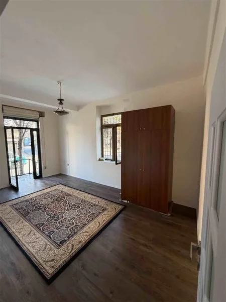 Tirane, jepet me qera ambjent biznesi Kati 0, 72 m² 1.200 € (RRUGA E DIBRES)