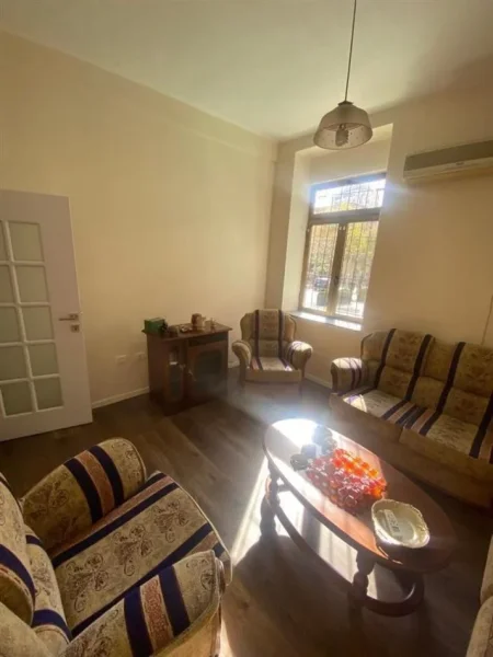 Tirane, jepet me qera ambjent biznesi Kati 0, 72 m² 1.200 € (RRUGA E DIBRES)