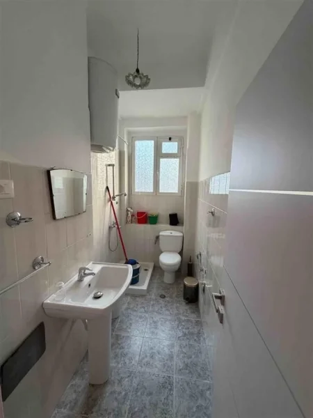 Tirane, jepet me qera ambjent biznesi Kati 0, 72 m² 1.200 € (RRUGA E DIBRES)