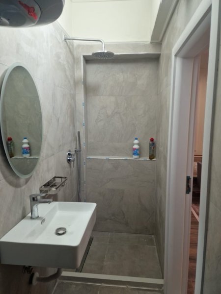 Tirane, jepet me qera apartament 2+1+Ballkon Kati 0, 84 m² 700 € (Stacioni i Trenit)