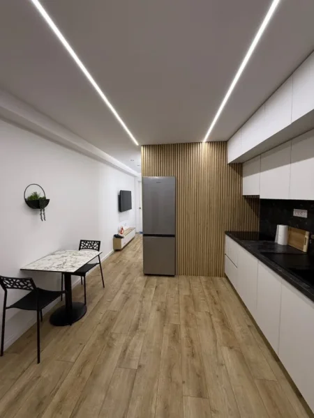 Tirane, jepet me qera apartament 1+1 Kati 1, 40 m² 550 € (Vodafone Kryqzimi i 21 Dhjetorit)