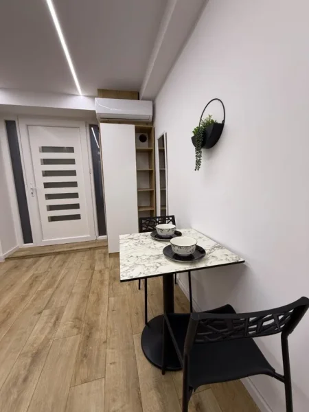 Tirane, jepet me qera apartament 1+1 Kati 1, 40 m² 550 € (Vodafone Kryqzimi i 21 Dhjetorit)