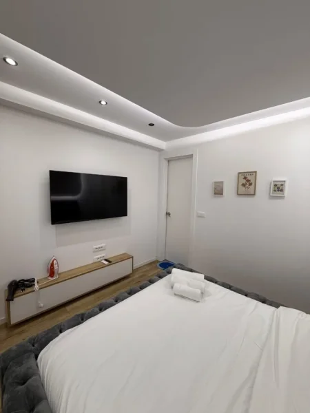 Tirane, jepet me qera apartament 1+1 Kati 1, 40 m² 550 € (Vodafone Kryqzimi i 21 Dhjetorit)