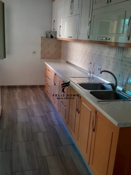 Tirane, jepet me qera ambjent biznesi Kati 4, 250 m² 1.000 € (KODRA E DIELLIT)