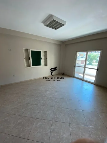 Tirane, jepet me qera ambjent biznesi Kati 4, 250 m² 1.000 € (KODRA E DIELLIT)